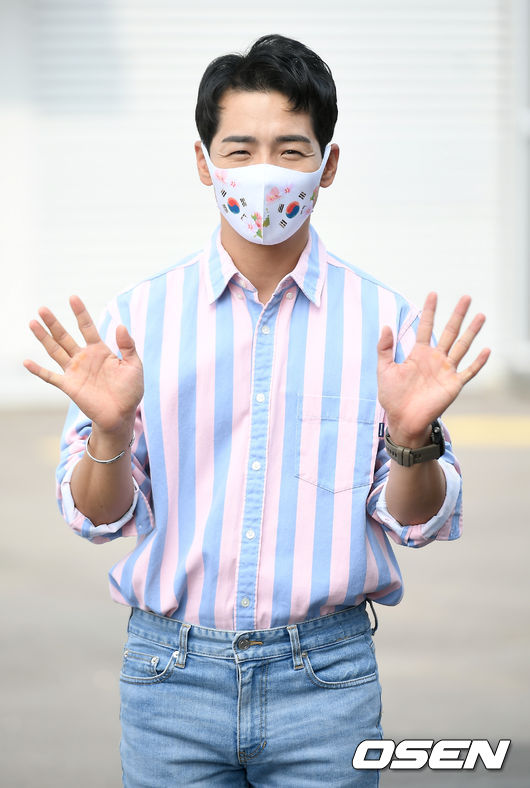 1일 오전 경기도 고양시 일산서구의 한 스튜디오에서 SBS FiL 예능 ‘당신의 일상을 밝히는가’ 녹화 현장 출근길 현장공개가 진행됐다.가수 박군이 출근길에서 포즈를 취하고 있다. 2021.07.01 /ksl0919@osen.co.kr