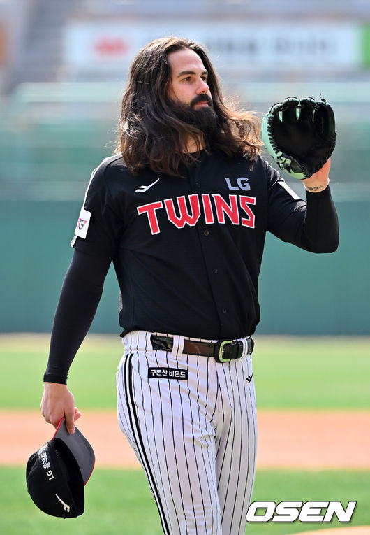 LG 선발 켈리가 마운드로 나가고 있다. 2022.03.22 /rumi@osen.co.kr