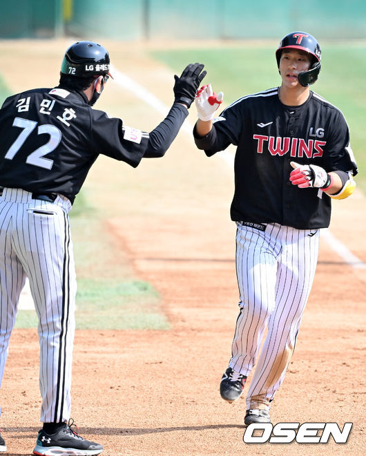 7회초 2사 LG 송찬의가  SSG 김광현을 상대로 좌월 솔로홈런을 때린 후 그라운드를 돌고 있다. 2022.03.22 /rumi@osen.co.kr