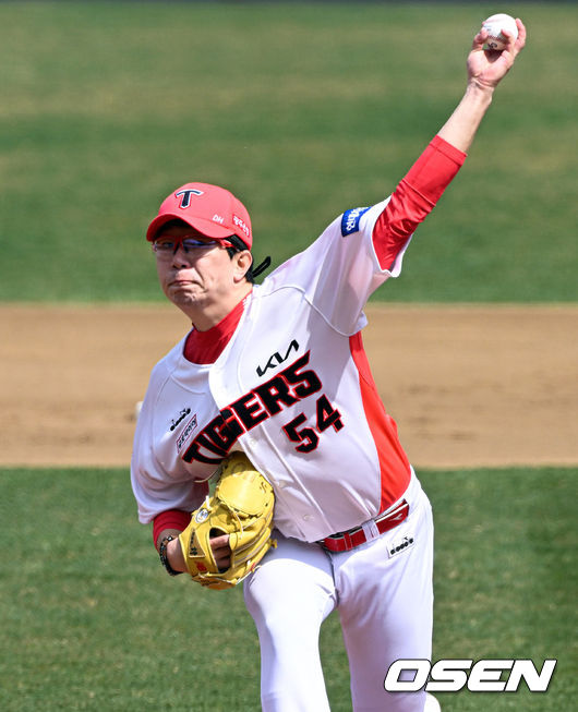 22일 오후 광주기아챔피언스필드에서 KBO리그 KIA 타이거즈와 두산 베어스의 시범경기가 열렸다. 1회초 KIA 선발 양현종이 힘차게 공을 던지고 있다. 2022.03.22 /cej@osen.co.kr