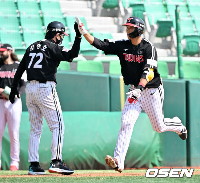 22일 인천 SSG랜더스필드에서 ’2022 신한은행 SOL KBO리그’ 시범경기 SSG 랜더스와 LG 트윈스의 경기가 열렸다.2회초 2사 LG 송찬의가 선취 중월 솔로홈런을 날린 후 그라운드를 돌고 있다. 2022.03.22 /rumi@osen.co.kr