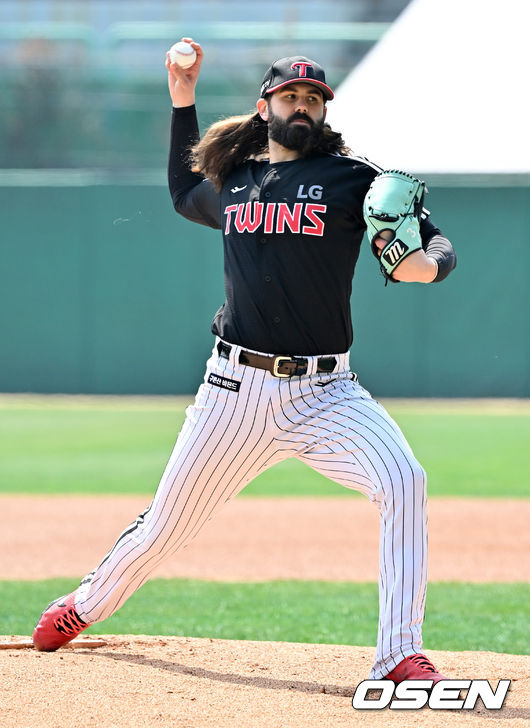 22일 인천 SSG랜더스필드에서 ’2022 신한은행 SOL KBO리그’ 시범경기 SSG 랜더스와 LG 트윈스의 경기가 열렸다.LG 선발 켈리가 마운드 위에서 힘차게 공을 뿌리고 있다. 2022.03.22 /rumi@osen.co.kr