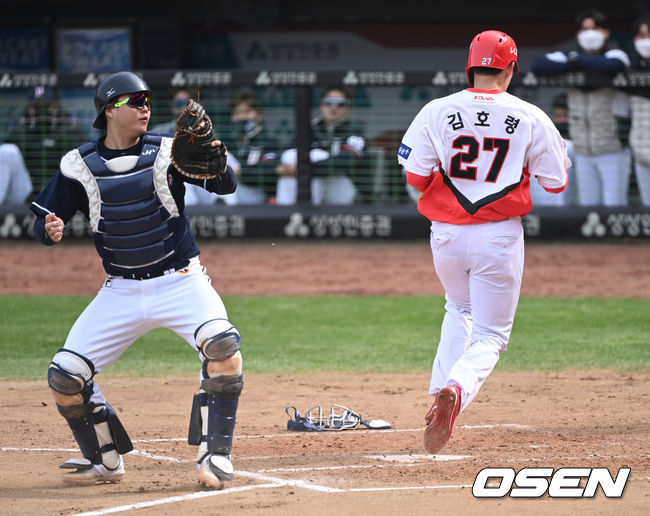 22일 오후 광주기아챔피언스필드에서 KBO리그 KIA 타이거즈와 두산 베어스의 시범경기가 열렸다.7회말 2사 2루 KIA 김호령이 박찬호의 우익선상 적시타 때 득점을 올리고 있다. 두산 포수는 최용제. 2022.03.22 /cej@osen.co.kr