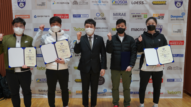 [사진] 왼쪽부터 19세이하 청소년대표팀(남자팀) 곽영덕 코치, 정연홍 감독, 오주영 회장(가운데), 조경식 감독, 김잔디 코치(여자팀)