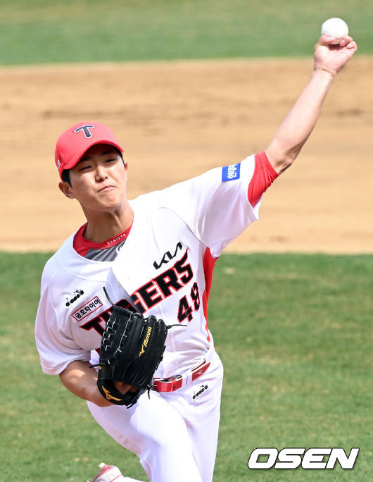 22일 오후 광주기아챔피언스필드에서 KBO리그 KIA 타이거즈와 두산 베어스의 시범경기가 열렸다. 5회초 마운드에 오른 KIA 이의리가 힘차게 공을 던지고 있다. 2022.03.22 /cej@osen.co.kr