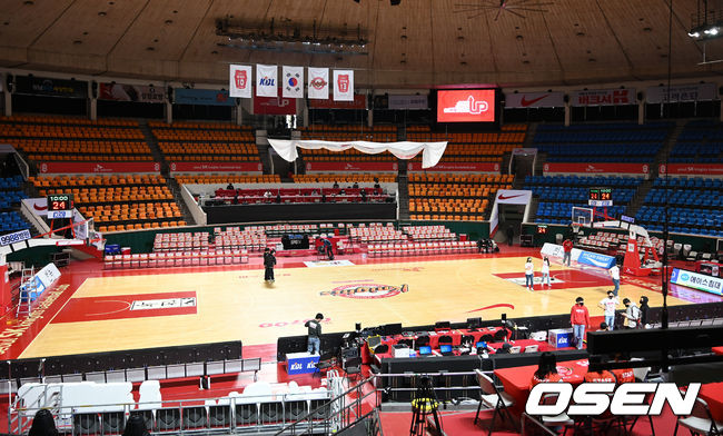 서울 SK 우승 현수막이 코트 위로 내려지고 있다. 2022.03.22 / soul1014@osen.co.kr