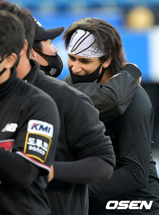 KT 이강철 감독이 정규리그 우승 확정 후 윌리엄 쿠에바스와 포옹하고 있다. 2021.10.31