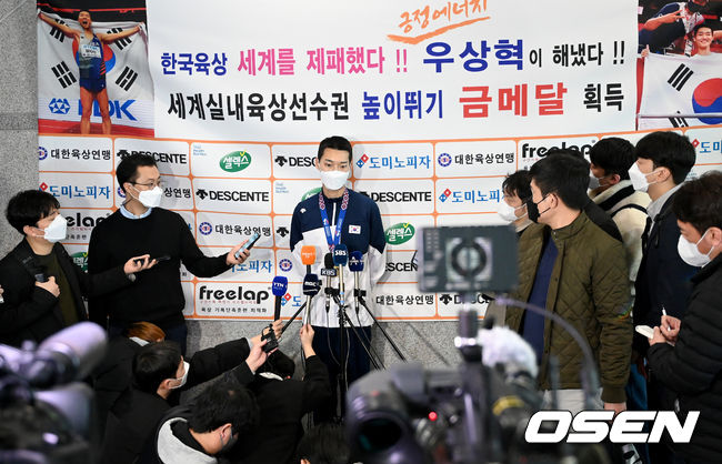 22일 오전 남자 높이뛰기 우상혁이 세르비아 베오그라드 스타크 아레나에서 열린 ‘2022 세계실내육상 선수권 대회’ 일정을 마친 뒤 인천공항을 통해 입국했다. 우상혁은 2022 세계실내육상 선수권 대회 남자 높이뛰기 결선에서 2m34를 뛰어넘으며 우승을 확정, 금메달을 목에 걸었다. 우상혁이 취재진의 질문에 대답하고 있다. 2022.03.22 /ksl0919@osen.co.kr