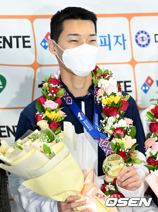 22일 오전 남자 높이뛰기 우상혁이 세르비아 베오그라드 스타크 아레나에서 열린 ‘2022 세계실내육상 선수권 대회’ 일정을 마친 뒤 인천공항을 통해 입국했다. 우상혁은 2022 세계실내육상 선수권 대회 남자 높이뛰기 결선에서 2m34를 뛰어넘으며 우승을 확정, 금메달을 목에 걸었다. 우상혁이 취재진을 향해 포즈를 취하고 있다. 2022.03.22 /ksl0919@osen.co.kr