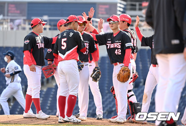 KIA 선수들이 승리 후 하이파이브를 나누고 있다. 2022.03.12 /OSEN DB