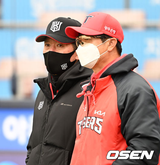 KT 이강철 감독과 KIA 김종국 감독이 이야기를 나누고 있다. 2022.03.18 /OSEN DB