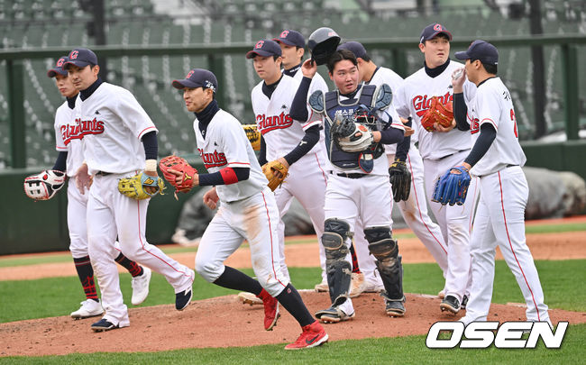 롯데 선수들이 승리를 자축하고 있다. 2022.03.21 /OSEN DB