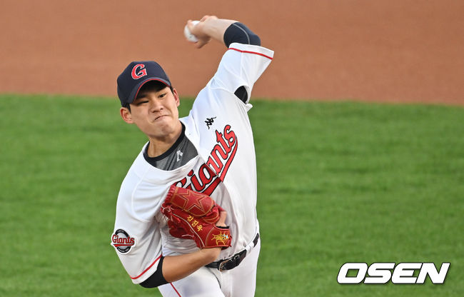 롯데 선발 투수 김진욱이 역투하고 있다. 2022.03.22 / hyun309@osen.co.kr03.22 / foto0307@osen.co.kr