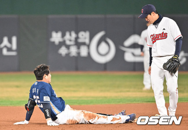 NC 양의지가 6회초 2타점 적시타를 치고 2루 도루하다 넘어져 있다. 2022.03.22 / hyun309@osen.co.kr