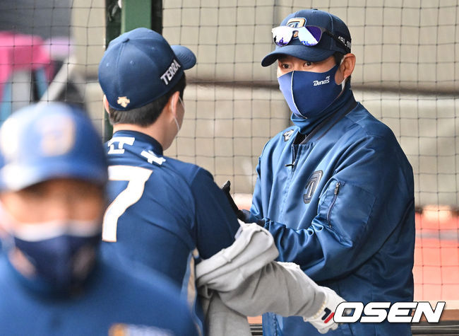 NC 강인권 수석 코치가 코로나19 확진으로 결장한 이동욱 감독을 대신해 팀을 지휘하고 있다. 2022.03.22 / hyun309@osen.co.kr03.22 / foto0307@osen.co.kr