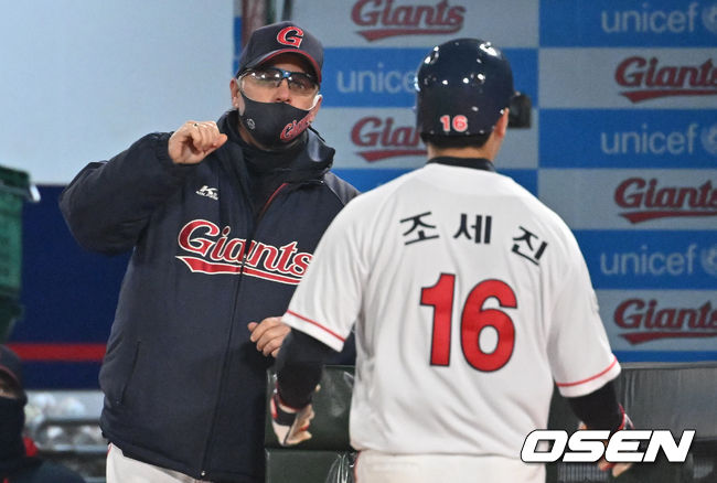 롯데 래리 서튼 감독이 6회말 장두성의 3루타때 득점을 올린 조세진과 하이파이브를 하고 있다. 2022.03.22 / hyun309@osen.co.kr