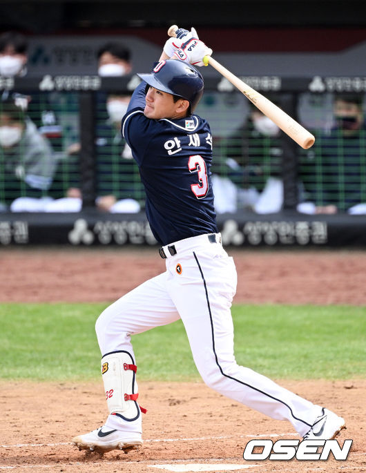22일 오후 광주기아챔피언스필드에서 KBO리그 KIA 타이거즈와 두산 베어스의 시범경기가 열렸다.8회초 1사 2,3루 두산 안재석이 1타점 희생플라이를 날리고 있다. 이때 태그업한 3루주자 박계범이 득점을 올렸다. 2022.03.22 /cej@osen.co.kr