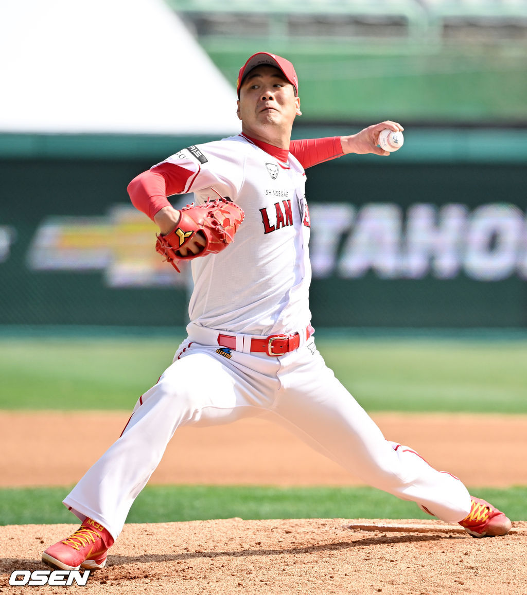 6회초 마운드에 오른 SSG 김광현이 힘차게 공을 뿌리고 있다. 2022.03.22 /rumi@osen.co.kr