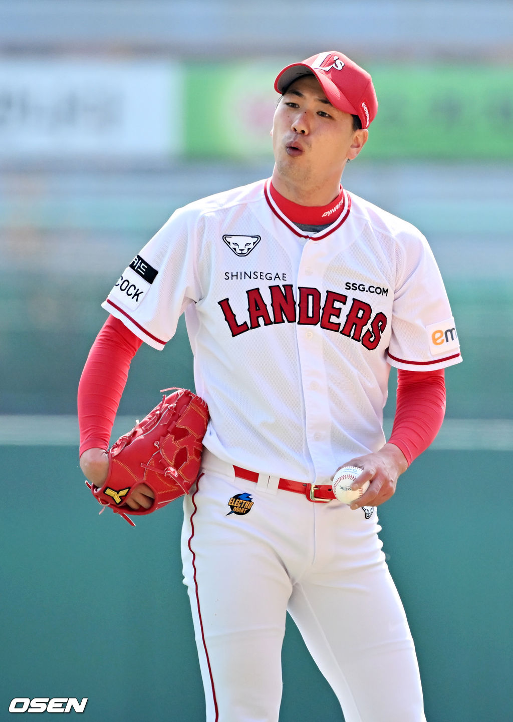 6회초 마운드에 오른 SSG 김광현이 사인을 보내고 있다. 2022.03.22 /rumi@osen.co.kr