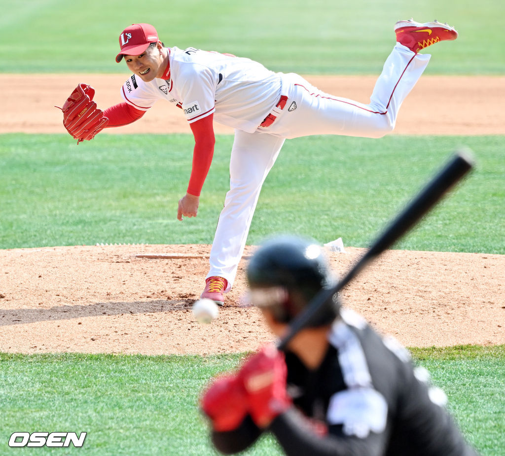 6회초에 이어 7회초에도 마운드에 오른 SSG 김광현이 힘차게 공을 뿌리고 있다. 2022.03.22 /rumi@osen.co.kr