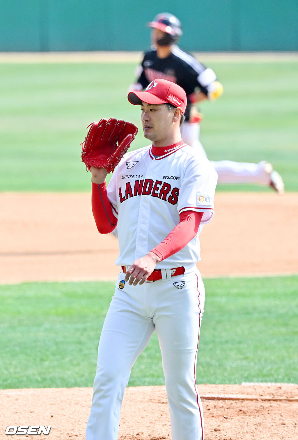 7회초 2사 LG 송찬의에게 좌월 솔로홈런을 허용한 SSG 김광현이 아쉬워하고 있다. 2022.03.22 /rumi@osen.co.kr