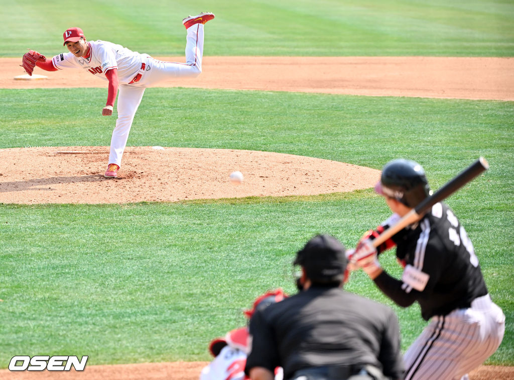 6회초에 이어 7회초에도 마운드에 오른 SSG 김광현이 힘차게 공을 뿌리고 있다. 2022.03.22 /rumi@osen.co.kr