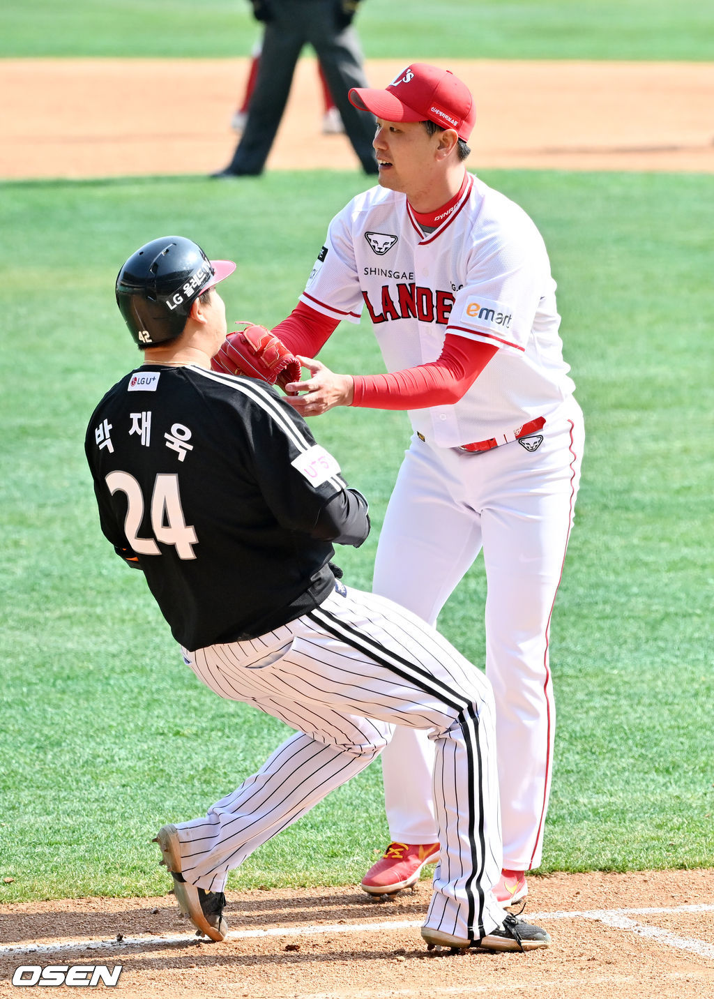 7회초 2사 주자 1,2루 SSG 김광현이 LG 박재욱을 투수 앞 땅볼로 처리하고 있다. 2022.03.22 /rumi@osen.co.kr