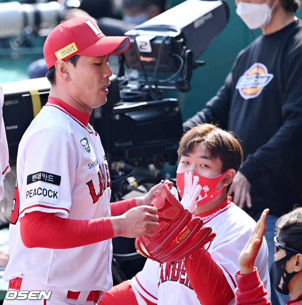 7회초를 마친 SSG 김광현이 덕아웃으로 들어오고 있다. 2022.03.22 /rumi@osen.co.kr