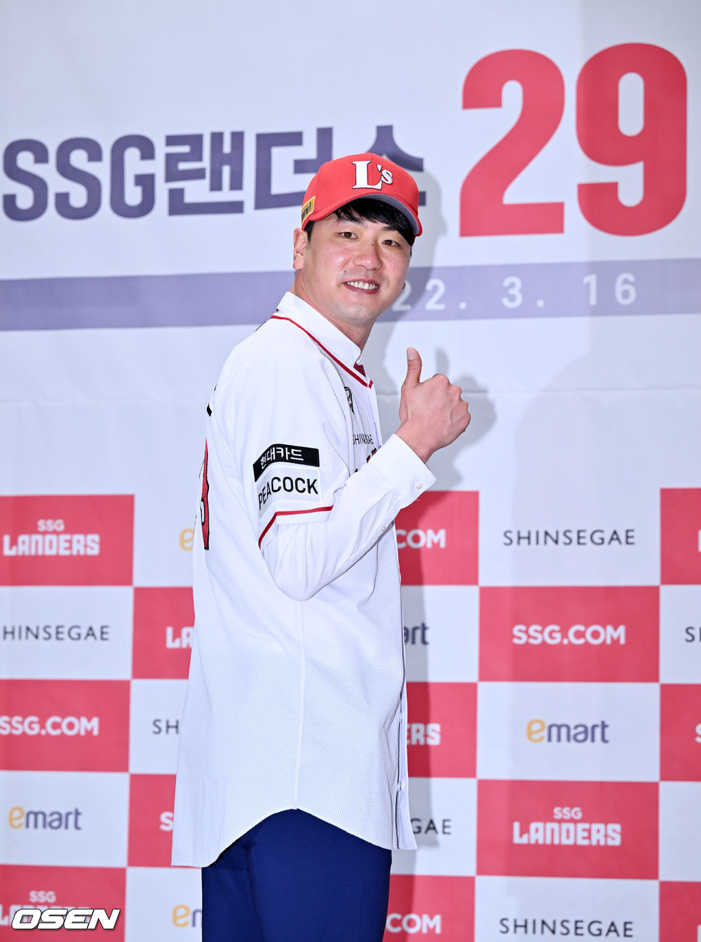 김광현이 단상 위에서 포토타임을 갖고 있다.2022.03.16/rumi@osen.co.kr