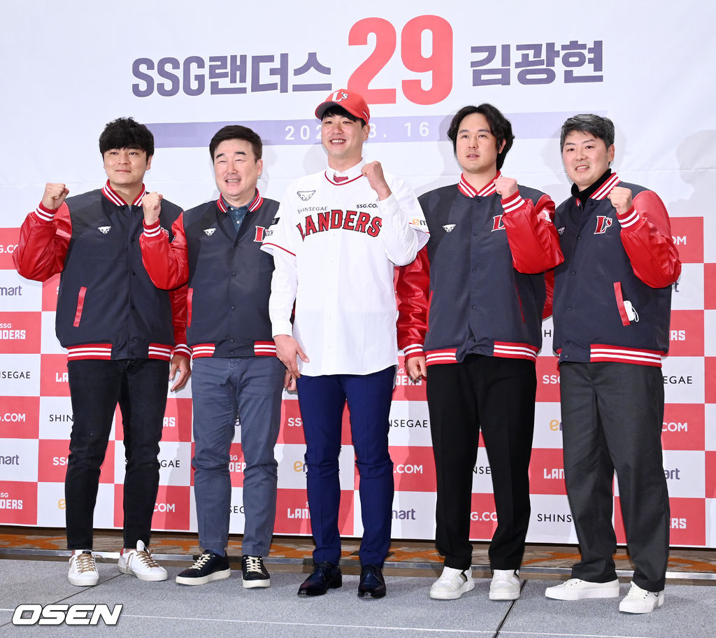 김광현이 단상 위에서 단체 포토타임을 갖고 있다.2022.03.16/rumi@osen.co.kr