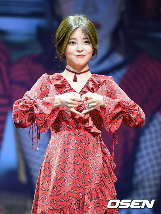 24일 오후 서울 홍대 하나투어 브이홀에서 열린 가수 혜이니 쇼케이스에서 혜이니가 포토타임을 하고 있다. /jpnews@osen.co.kr