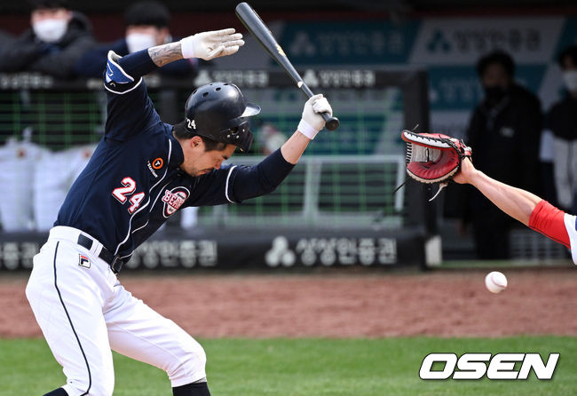 22일 오후 광주기아챔피언스필드에서 KBO리그 KIA 타이거즈와 두산 베어스의 시범경기가 열렸다. 9회초 1사 1,2루 두산 오재원이 KIA 최지민의 공이 머리쪽으로 향하자 놀라고 있다. 2022.03.22 /cej@osen.co.kr