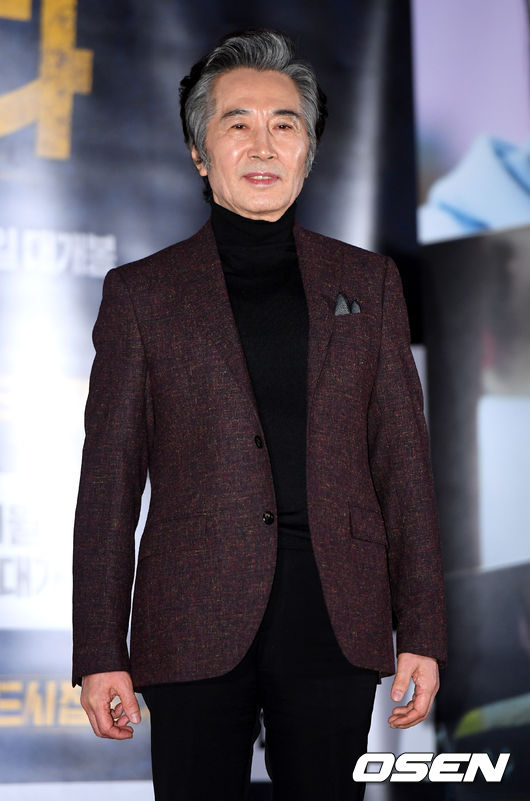 배우 백윤식이 21일 오후 서울 자양동 롯데시네마 건대입구 에서 열린 영화 '반드시 잡는다' (감독 김홍선) 언론시사회에 참석해 포토타임을 갖고 있다. /dreamer@osen.co.kr<br />