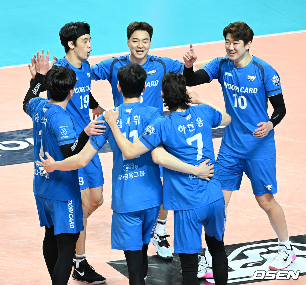 1세트, 우리카드 선수들이 득점에 기뻐하고 있다. 2022.03.23 / dreamer@osen.co.kr