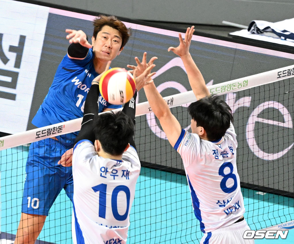 2세트, 우리카드 나경복이 공격을 시도하고 있다. 2022.03.23 / dreamer@osen.co.kr