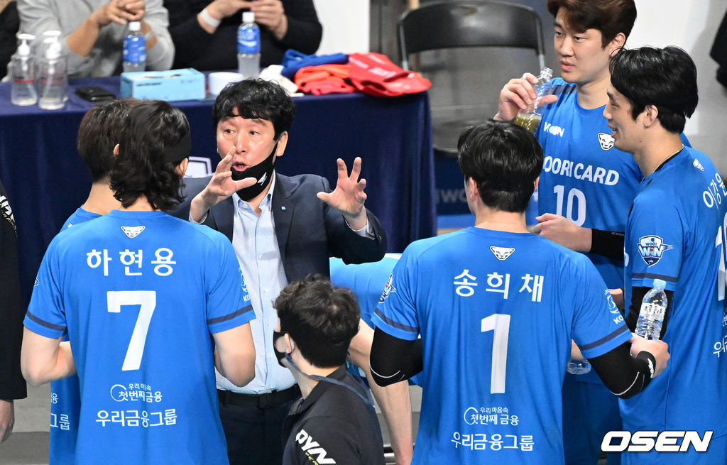 1세트, 우리카드 신영철 감독이 선수들과 작전타임을 갖고 있다. 2022.03.23 / dreamer@osen.co.kr