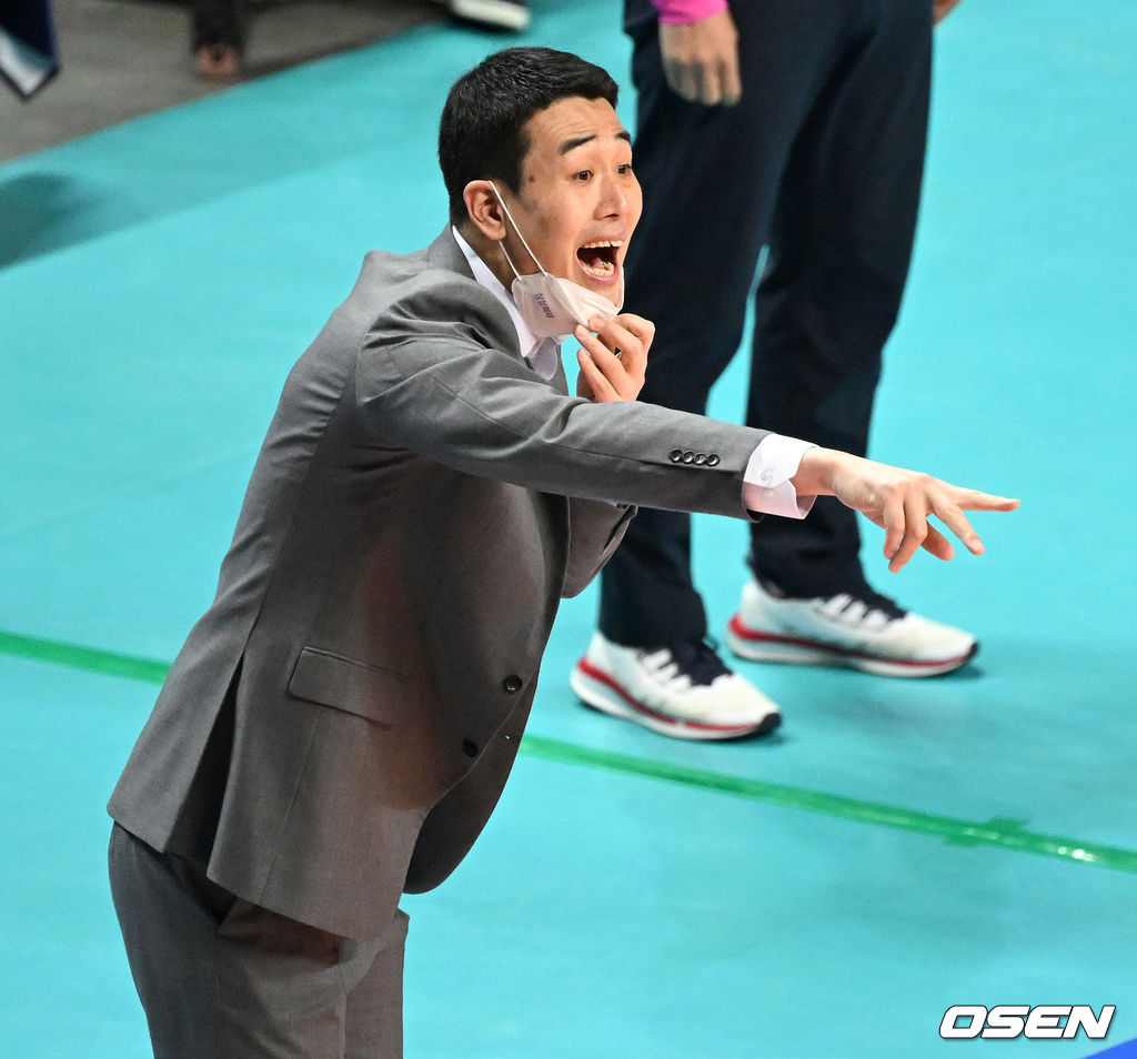 1세트, 삼성화재 고희진 감독이 작전 지시를 내리고 있다. 2022.03.23 / dreamer@osen.co.kr