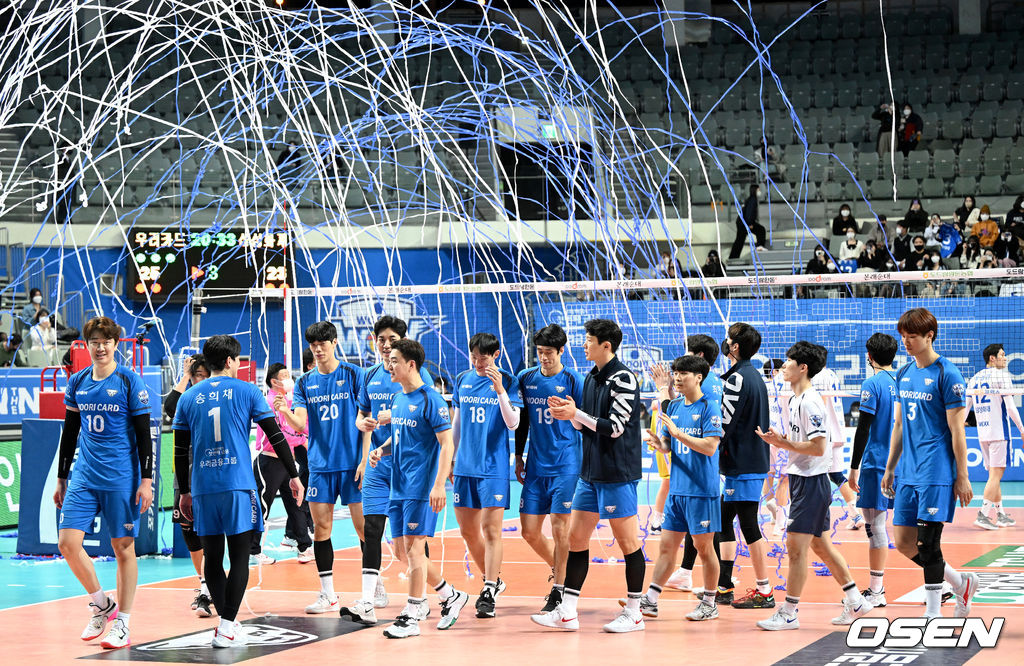 경기를 마치고 승리한 우리카드 선수들을 향해 축포가 터지고 있다. 2022.03.23 / dreamer@osen.co.kr