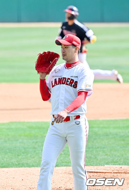 송찬의에게 홈런을 허용한 SSG 김광현. /OSEN DB