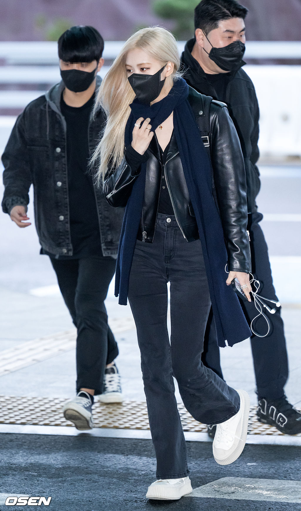 블랙핑크 로제가 출국장으로 향하며 취재진을 향해 포즈를 취하고 있다. 2022.03.19 /rumi@osen.co.kr