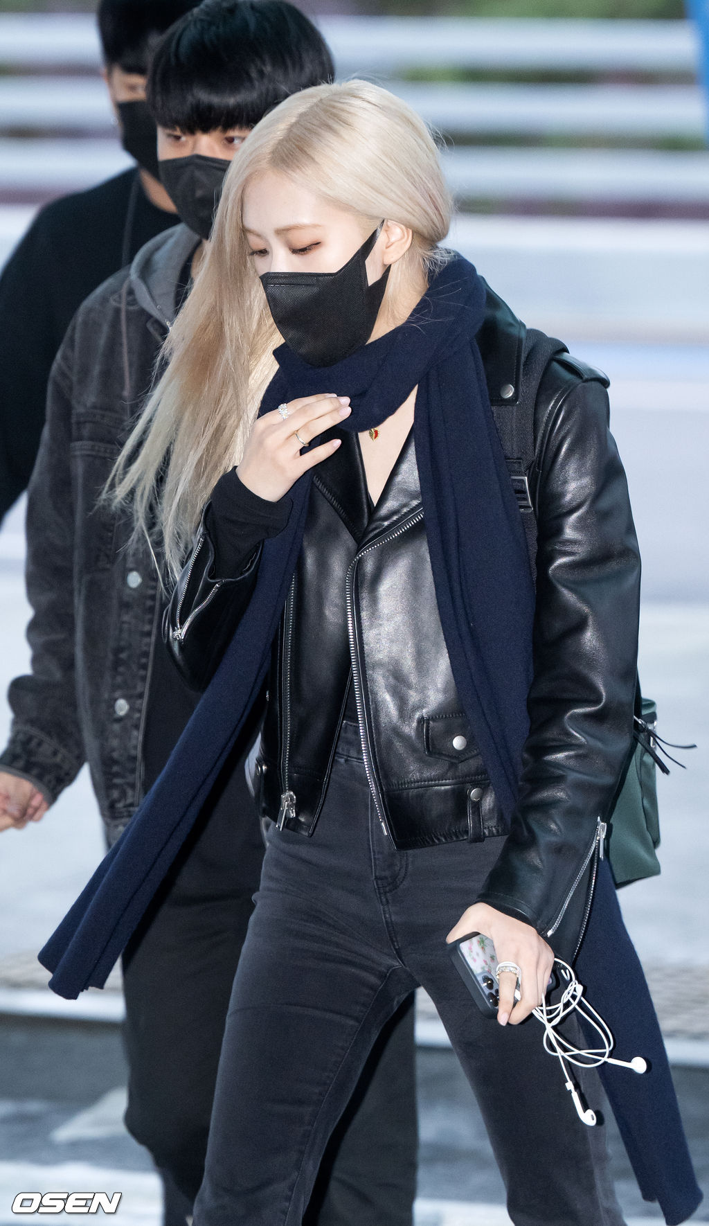 블랙핑크 로제가 출국장으로 향하며 취재진을 향해 포즈를 취하고 있다. 2022.03.19 /rumi@osen.co.kr