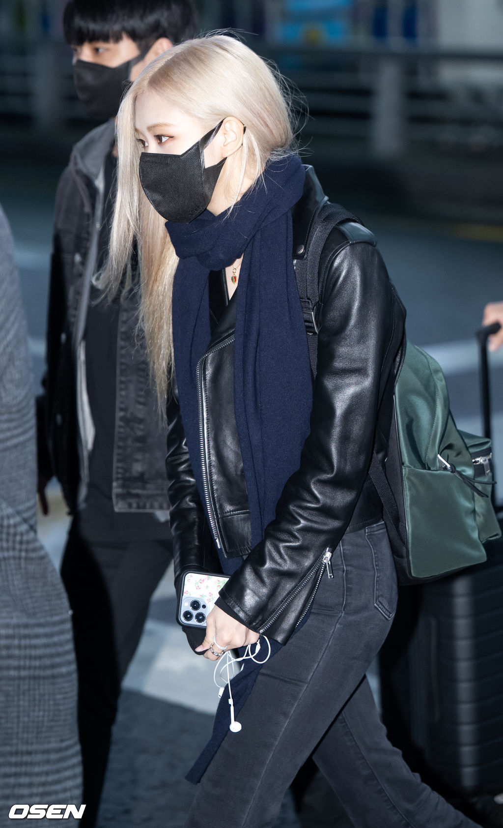 블랙핑크 로제가 출국장으로 향하며 취재진을 향해 포즈를 취하고 있다. 2022.03.19 /rumi@osen.co.kr
