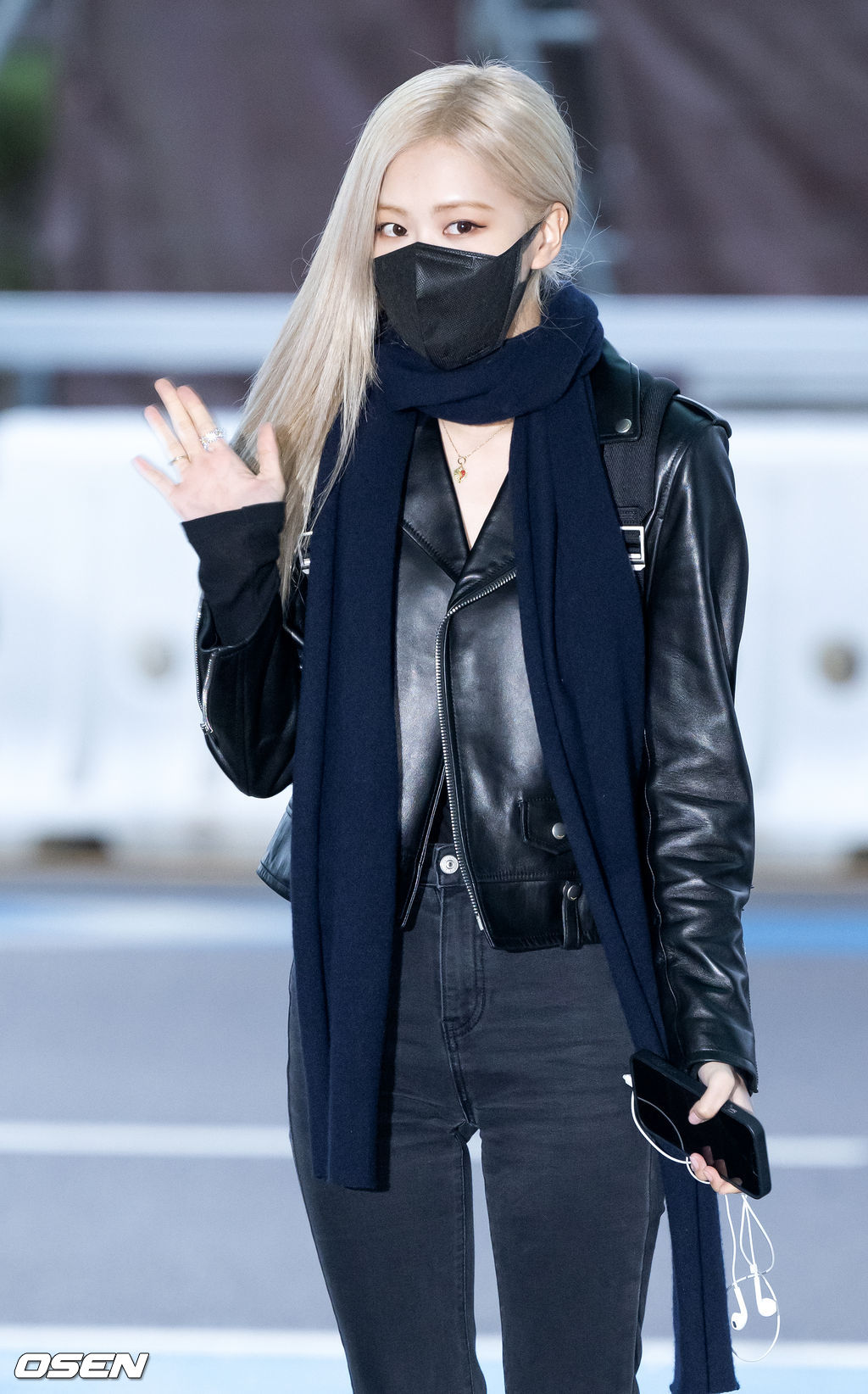 블랙핑크 로제가 출국장으로 향하며 취재진을 향해 포즈를 취하고 있다. 2022.03.19 /rumi@osen.co.kr