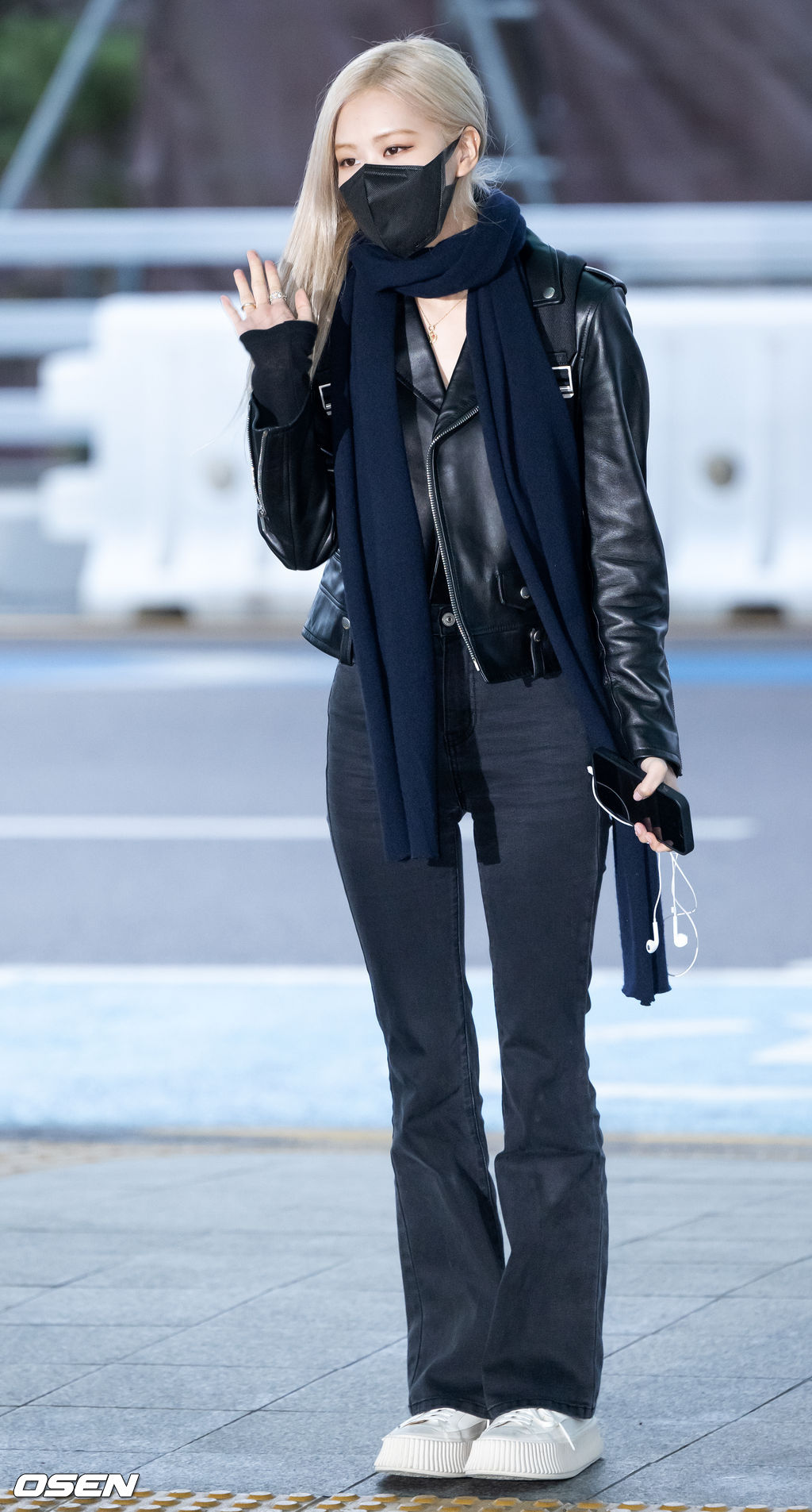 블랙핑크 로제가 출국장으로 향하며 취재진을 향해 포즈를 취하고 있다. 2022.03.19 /rumi@osen.co.kr