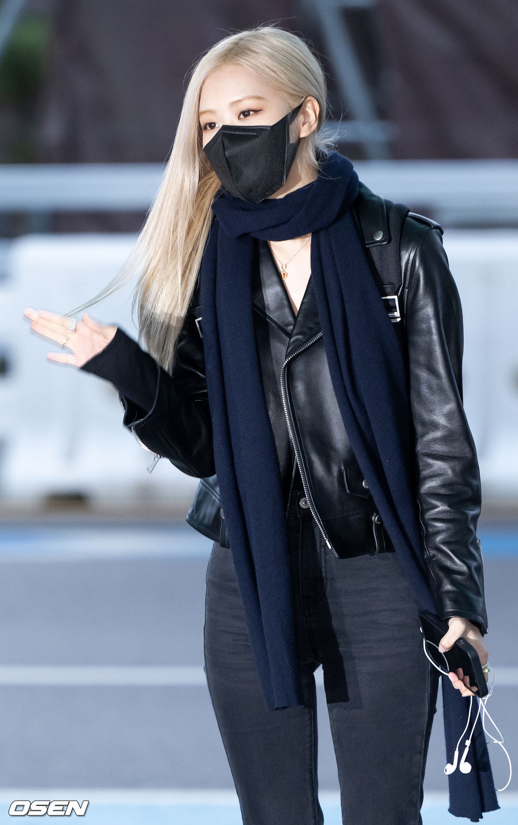 블랙핑크 로제가 출국장으로 향하며 취재진을 향해 포즈를 취하고 있다. 2022.03.19 /rumi@osen.co.kr