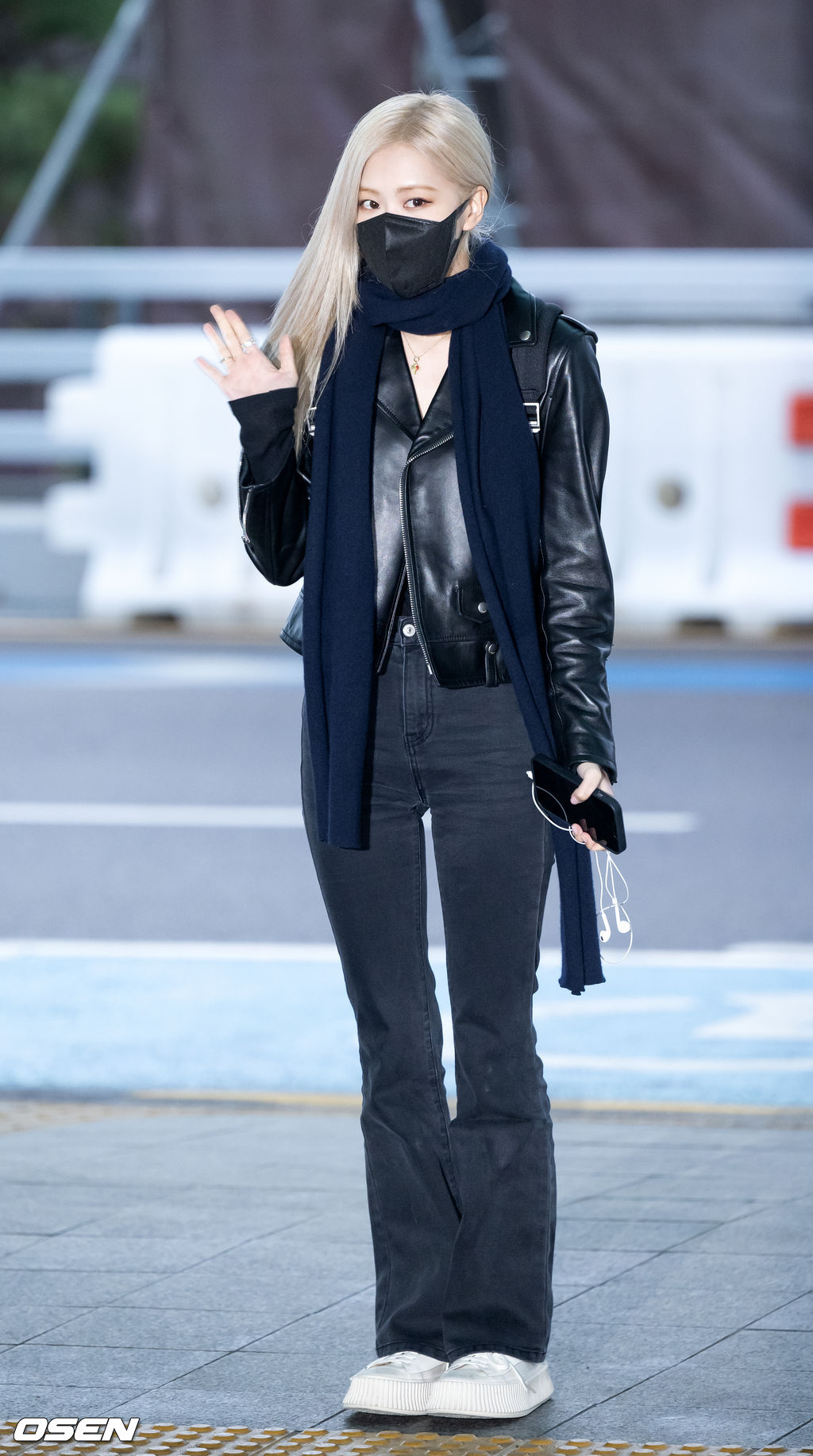 블랙핑크 로제가 출국장으로 향하며 취재진을 향해 포즈를 취하고 있다. 2022.03.19 /rumi@osen.co.kr