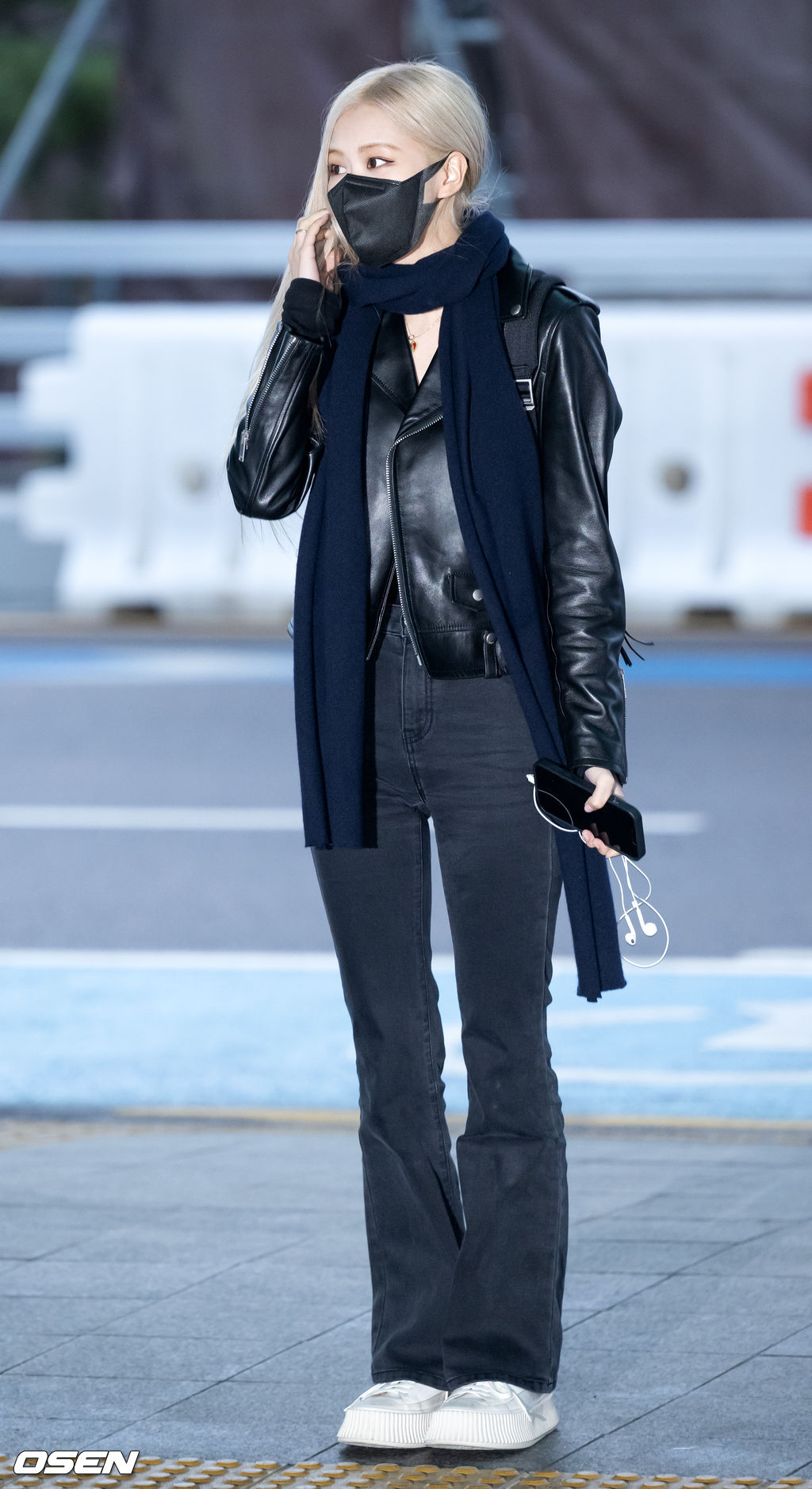 블랙핑크 로제가 출국장으로 향하며 취재진을 향해 포즈를 취하고 있다. 2022.03.19 /rumi@osen.co.kr