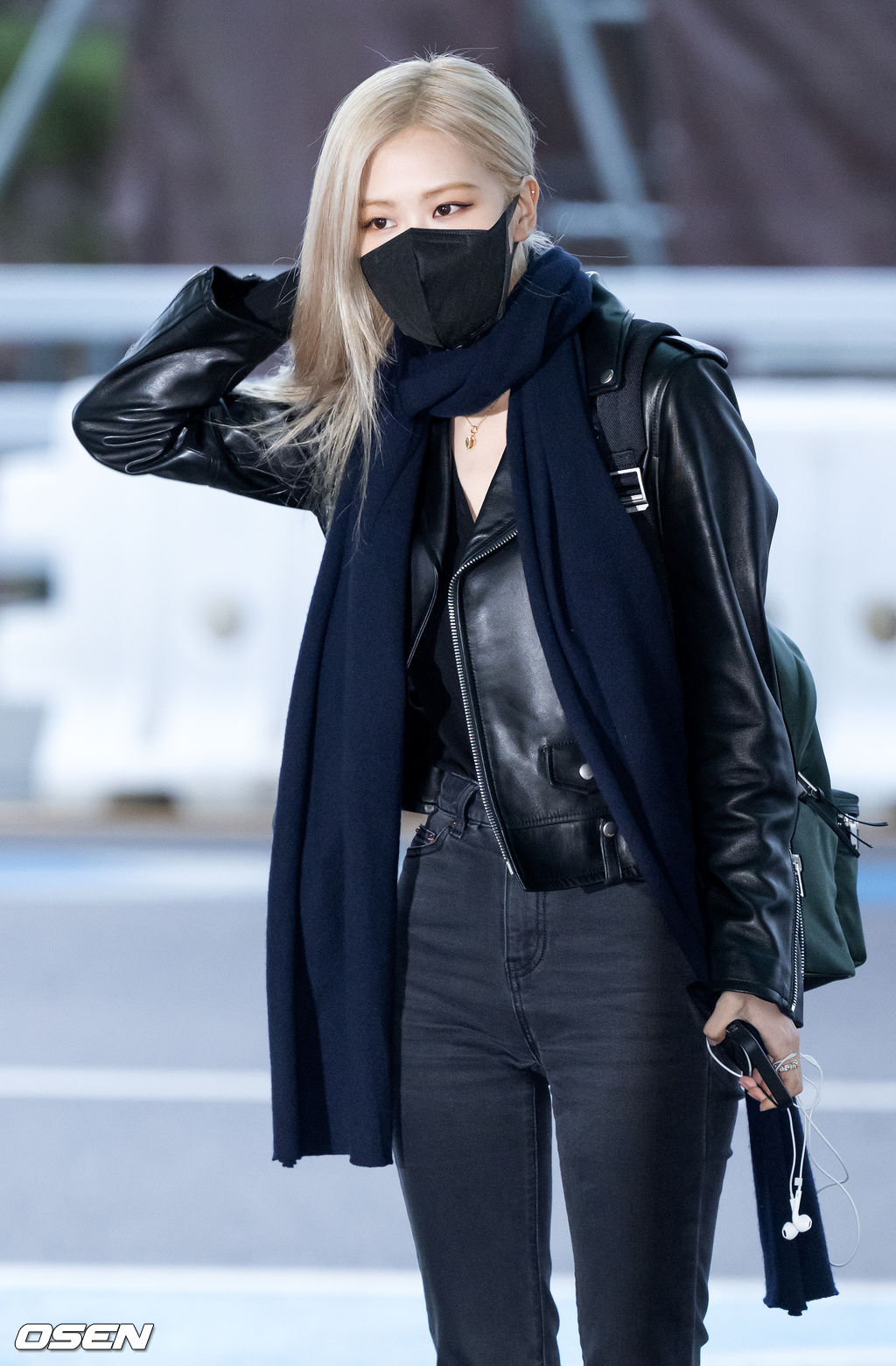 블랙핑크 로제가 출국장으로 향하며 취재진을 향해 포즈를 취하고 있다. 2022.03.19 /rumi@osen.co.kr