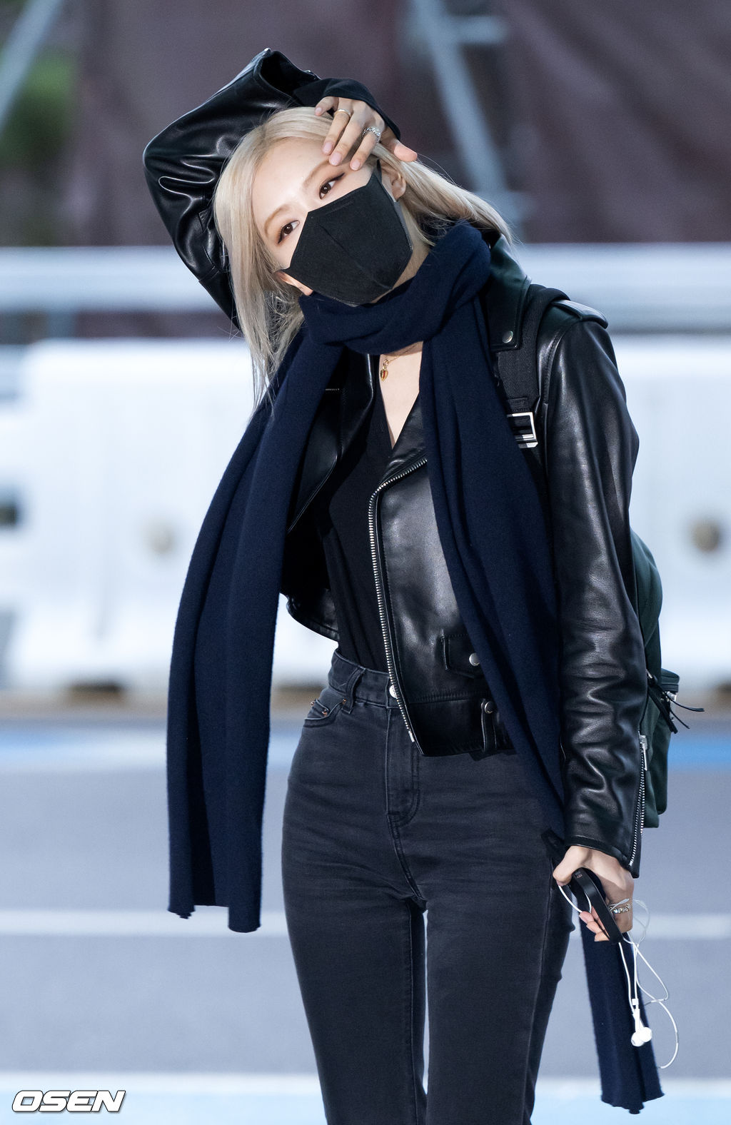 블랙핑크 로제가 출국장으로 향하며 취재진을 향해 포즈를 취하고 있다. 2022.03.19 /rumi@osen.co.kr