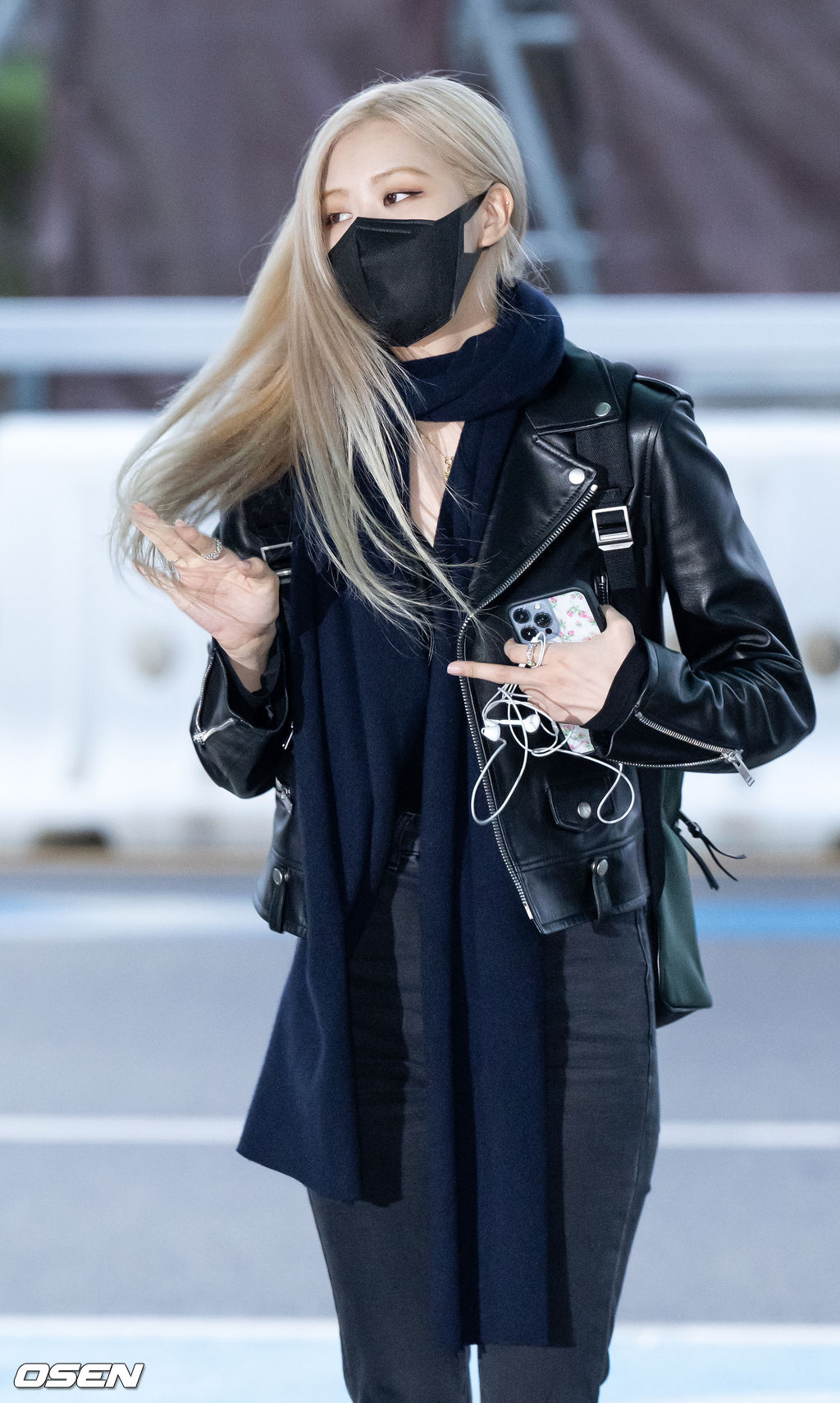 블랙핑크 로제가 출국장으로 향하며 취재진을 향해 포즈를 취하고 있다. 2022.03.19 /rumi@osen.co.kr